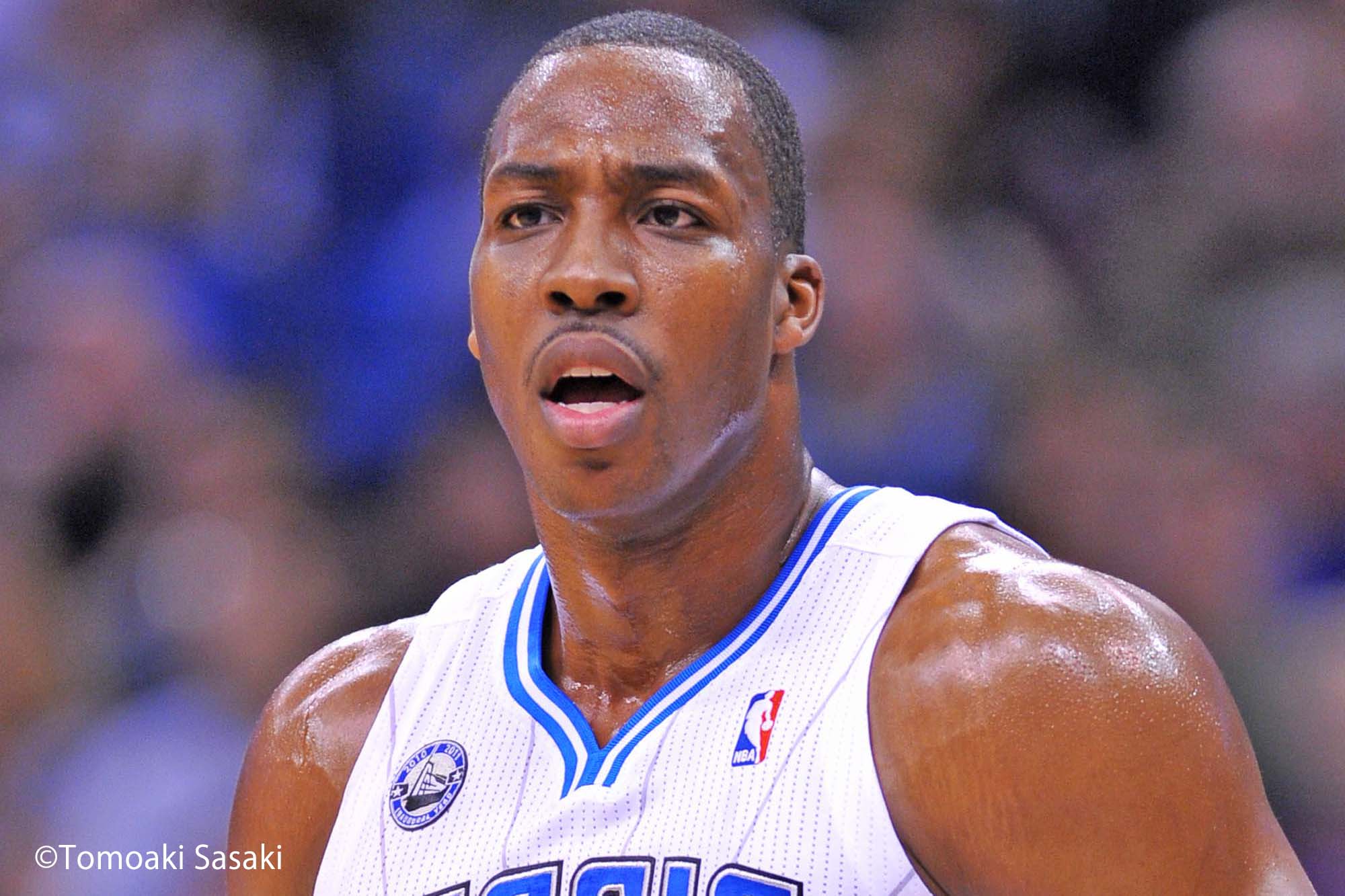 元NBAハワードが台湾入り、深夜の到着も多くのファンが出迎える