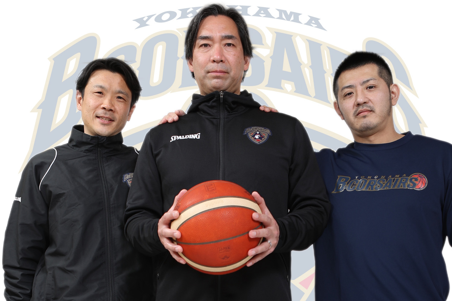 左から竹田謙GM、青木勇人HC、そして山田謙治AC