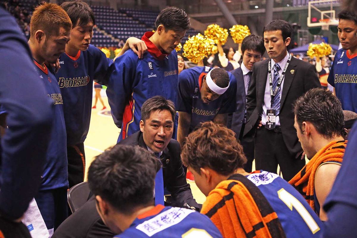 2016-17シーズンの一枚。中央が青木HC、後列左端が山田AC、左から3番目が竹田GM(©︎B.LEAGUE)