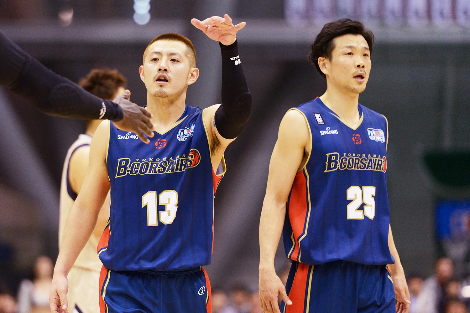 竹田GM（右）と山田AC（中央）はBリーグでもチームメイトとして戦った（©︎B.LEAGUE）