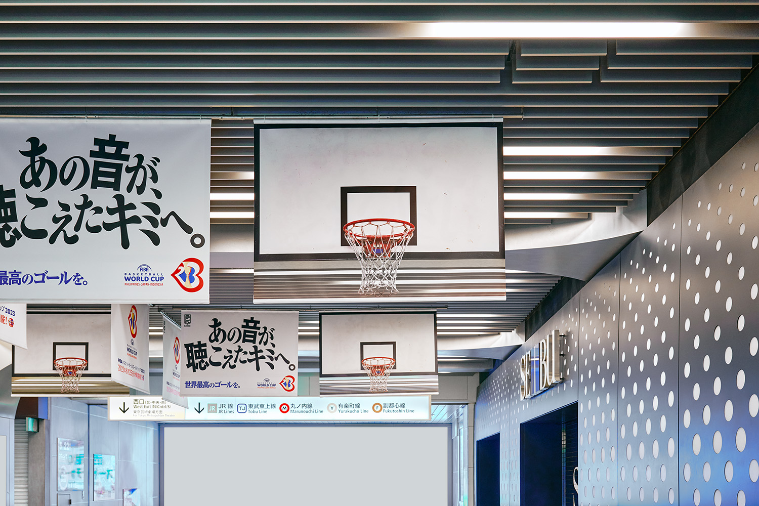 池袋駅に掲出された広告がこちら