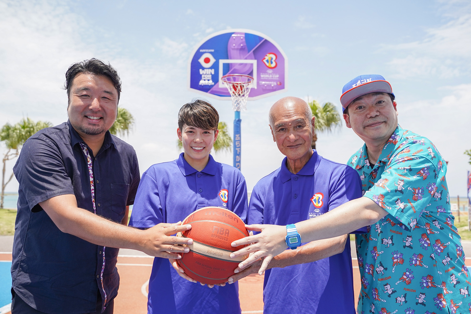 登壇者（左から）笠原、安間選手、宮城氏、ゆっきー氏 (@FIBA)