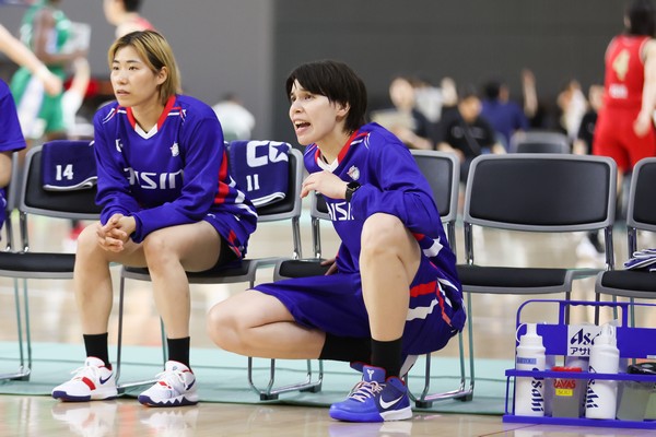 渡嘉敷来夢（右）と岡本彩也花