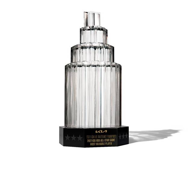 装い新たなコービー・ブライアント トロフィー – NBAオールスターMVPに